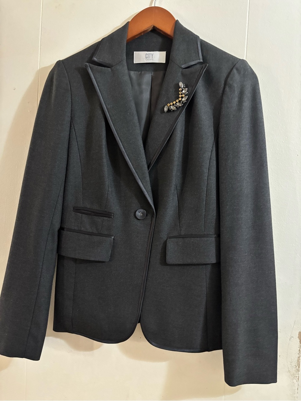 DKNY Black Single-Button Tailored Blazer with Notch Lapel